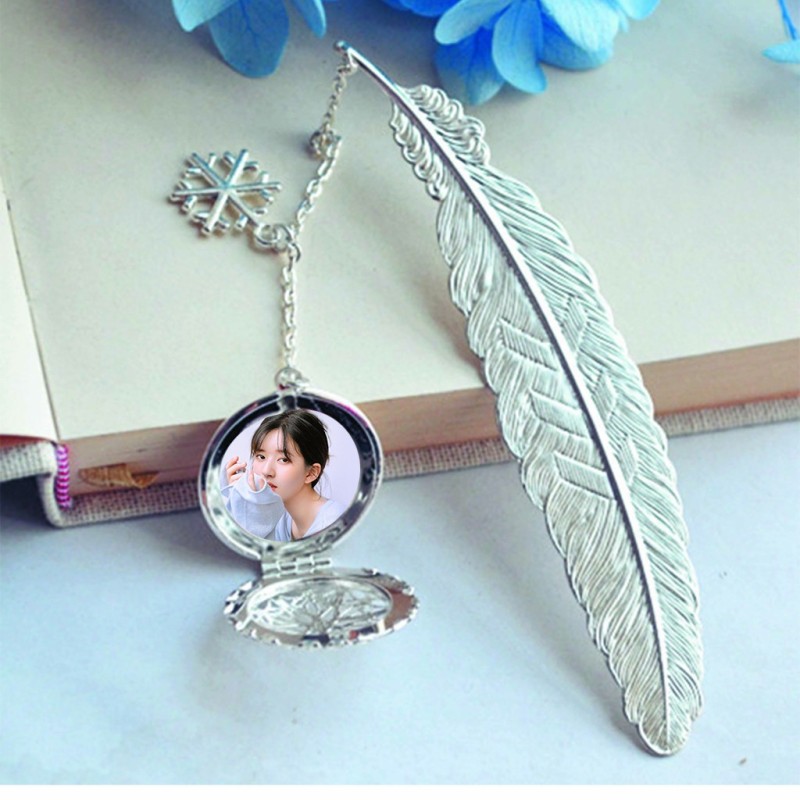 ( không kèm hộp ) Bookmark lông vũ gắn điệp IN HÌNH Triệu Lộ Tư kim loại mỏng idol thần tượng cpop kpop