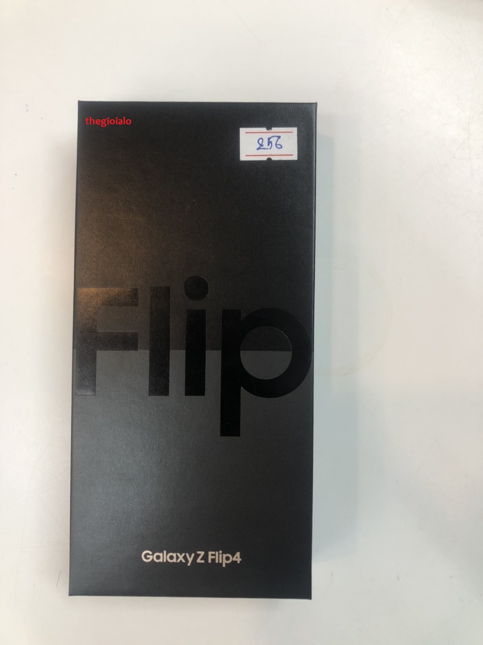 Điện thoại Samsung Galaxy Z Flip 4 5G 128GB/256GB nguyên seal, chính hãng, MỚI 100%, Ram: 8GB, Màn hình: Chính 6.7" & Phụ 1.9" AMOLED 2X, Camera sau: 2 camera 12 MP, Camera trước: 10 MP, Chipset: Snapdragon 8+ Gen 1, Pin: 3700mAh