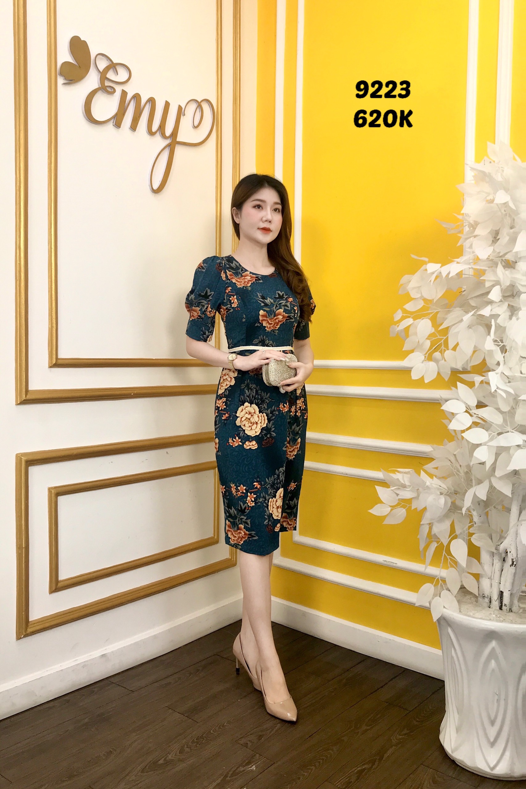Đầm EMY EM9223 Xoè Cổ Tròn Lụa Mịn Nền Xanh