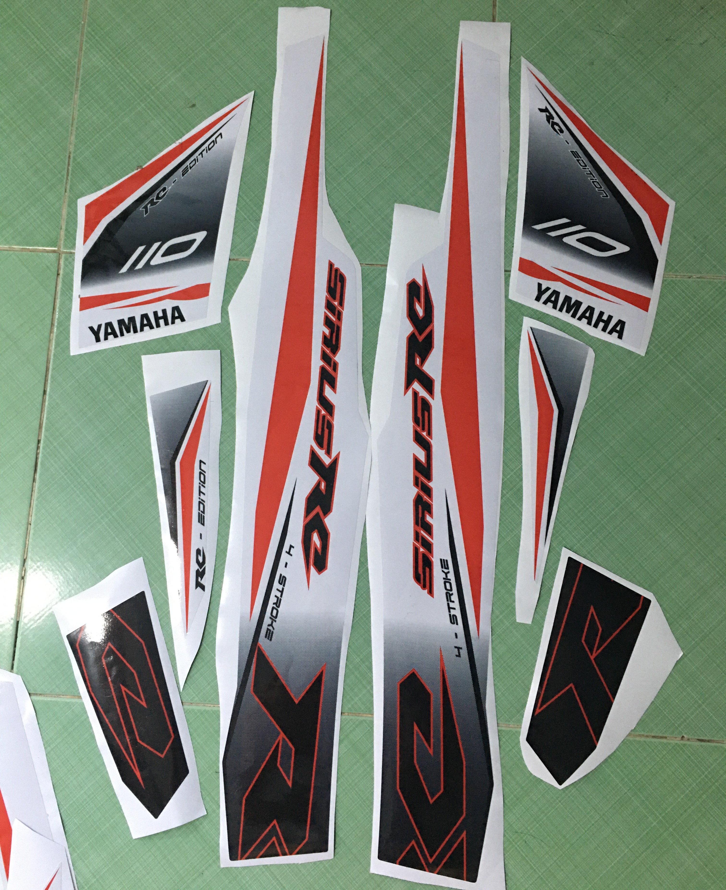 Tem sirius 110 trắng đỏ đen RC 2019