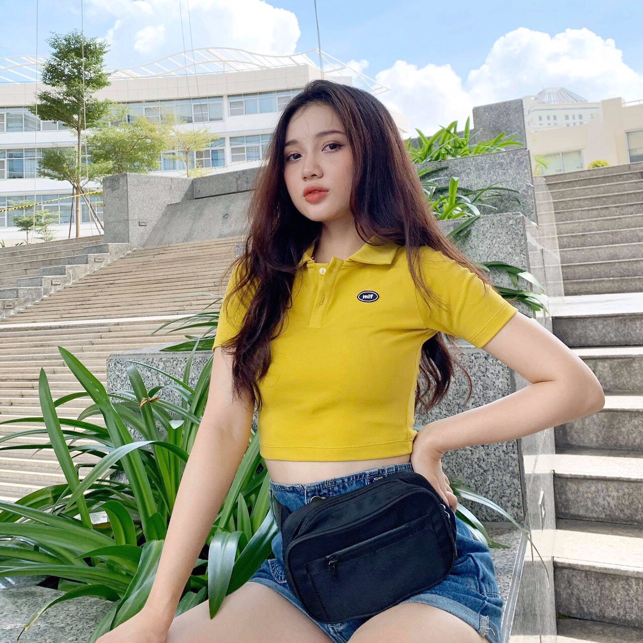 Áo croptop ôm có cổ in hình chữ nhỏ trước ngực TTSA0218