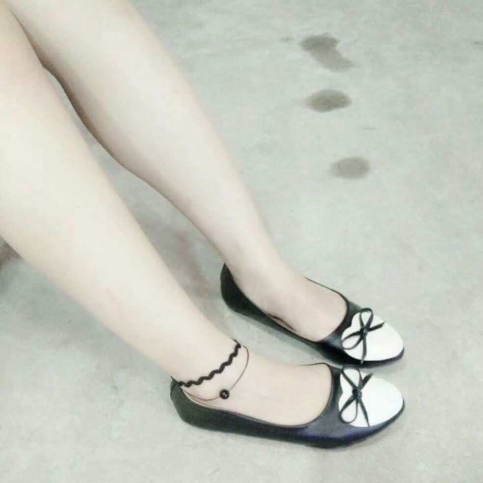 Vòng chocker chân ren gợn sóng hạt đen