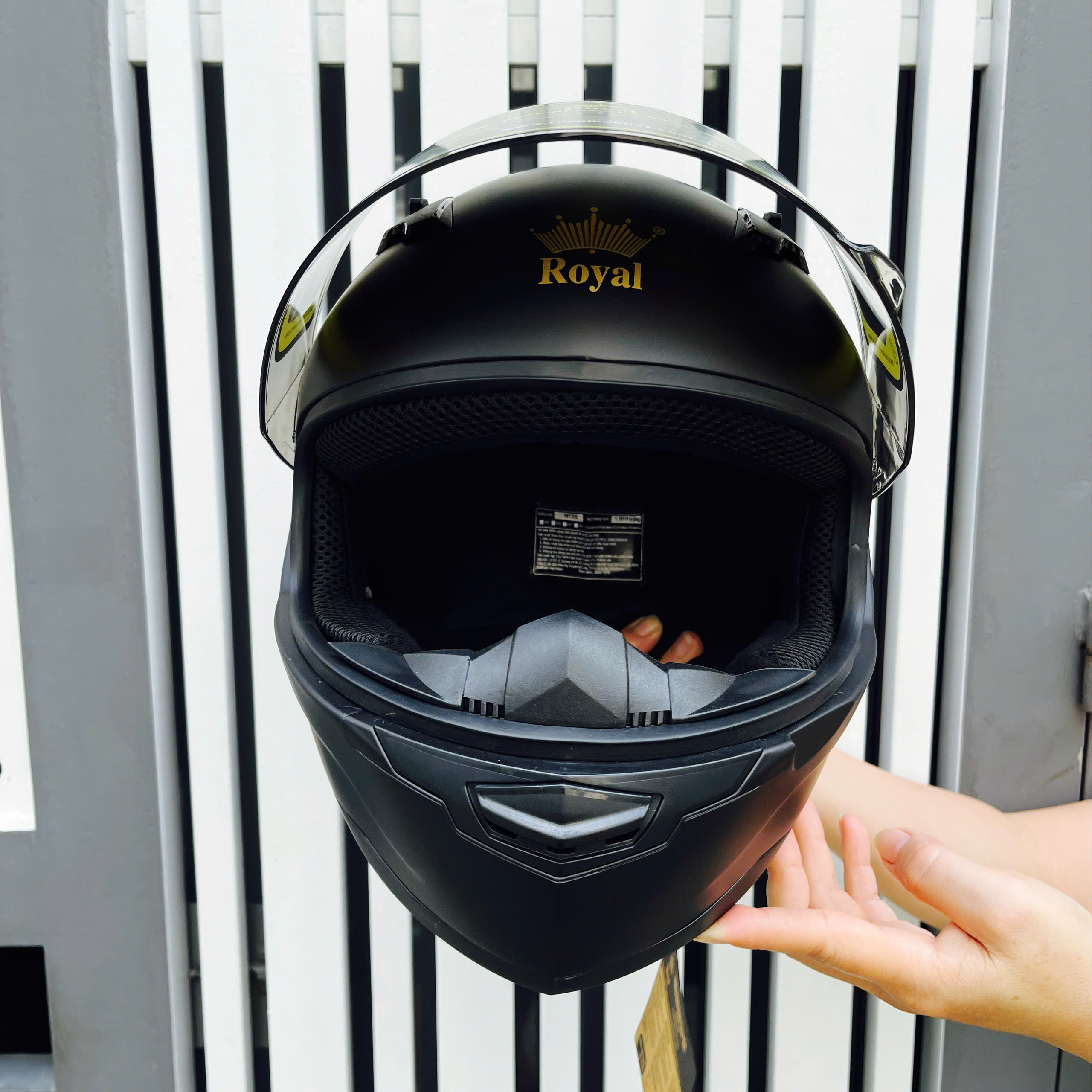 Mũ Bảo Hiểm Fullface M136 ROYAL ĐEN NHÁM (KÍNH KHÓI )