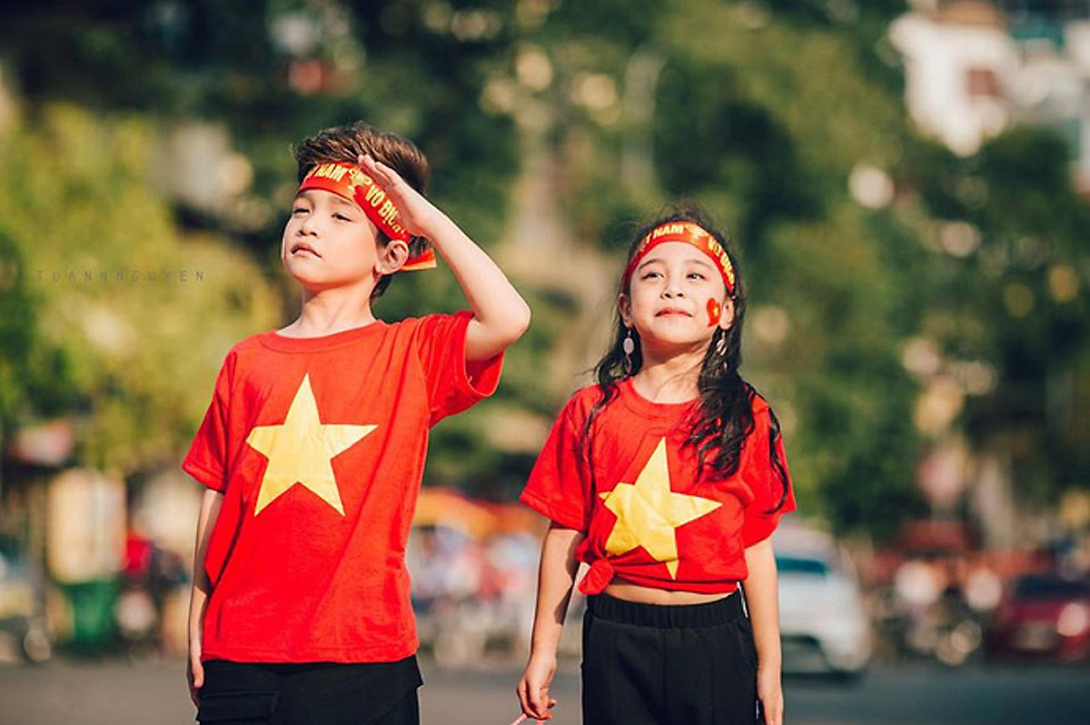Quý phụ huynh muốn thể hiện tình yêu quê hương cho con em mình? Hãy cùng mua áo cờ Việt Nam cho trẻ em, thiết kế mới nhất, chất liệu an toàn, dành riêng cho thế hệ trẻ yêu nước của chúng ta.