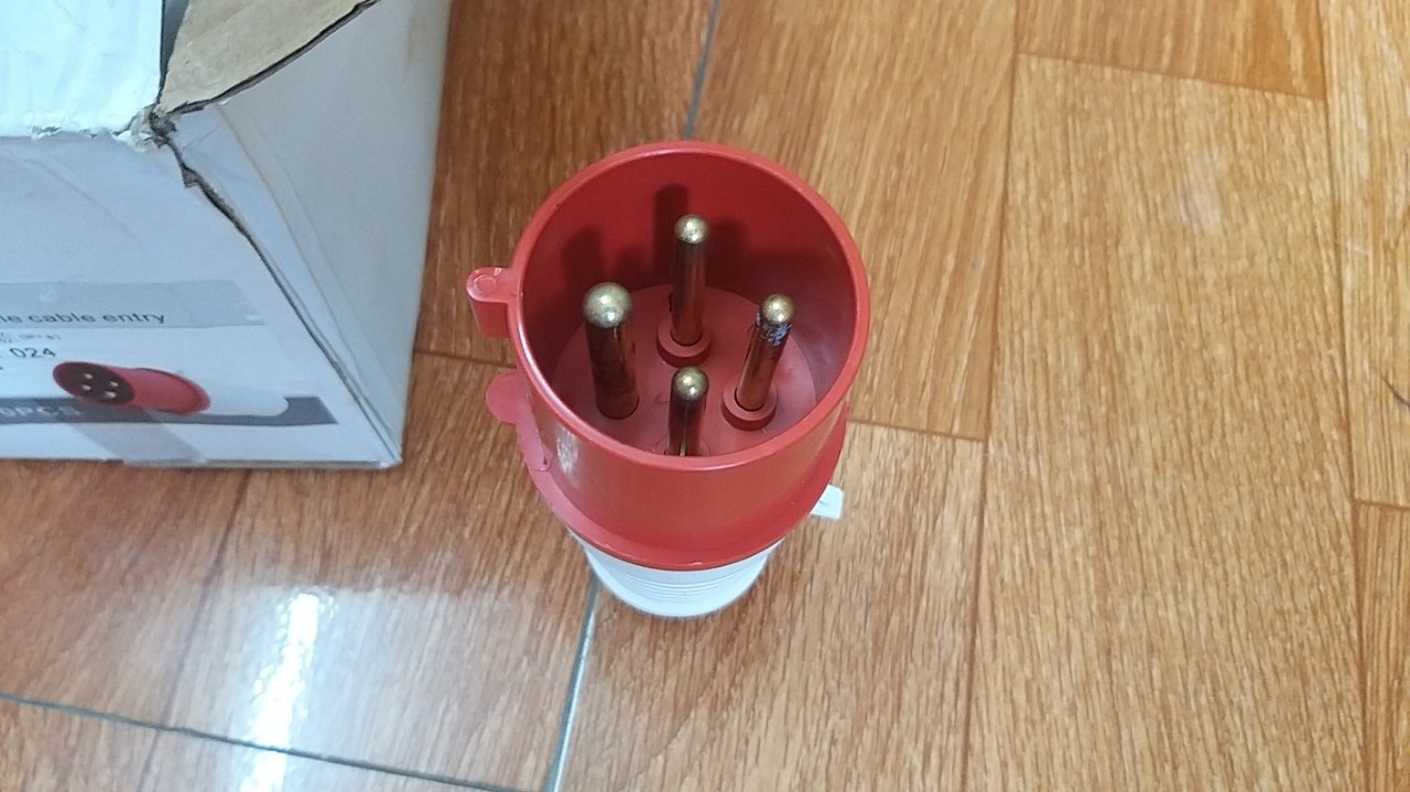 Phích cắm điện công nghiệp 3 pha 4 chấu 32A