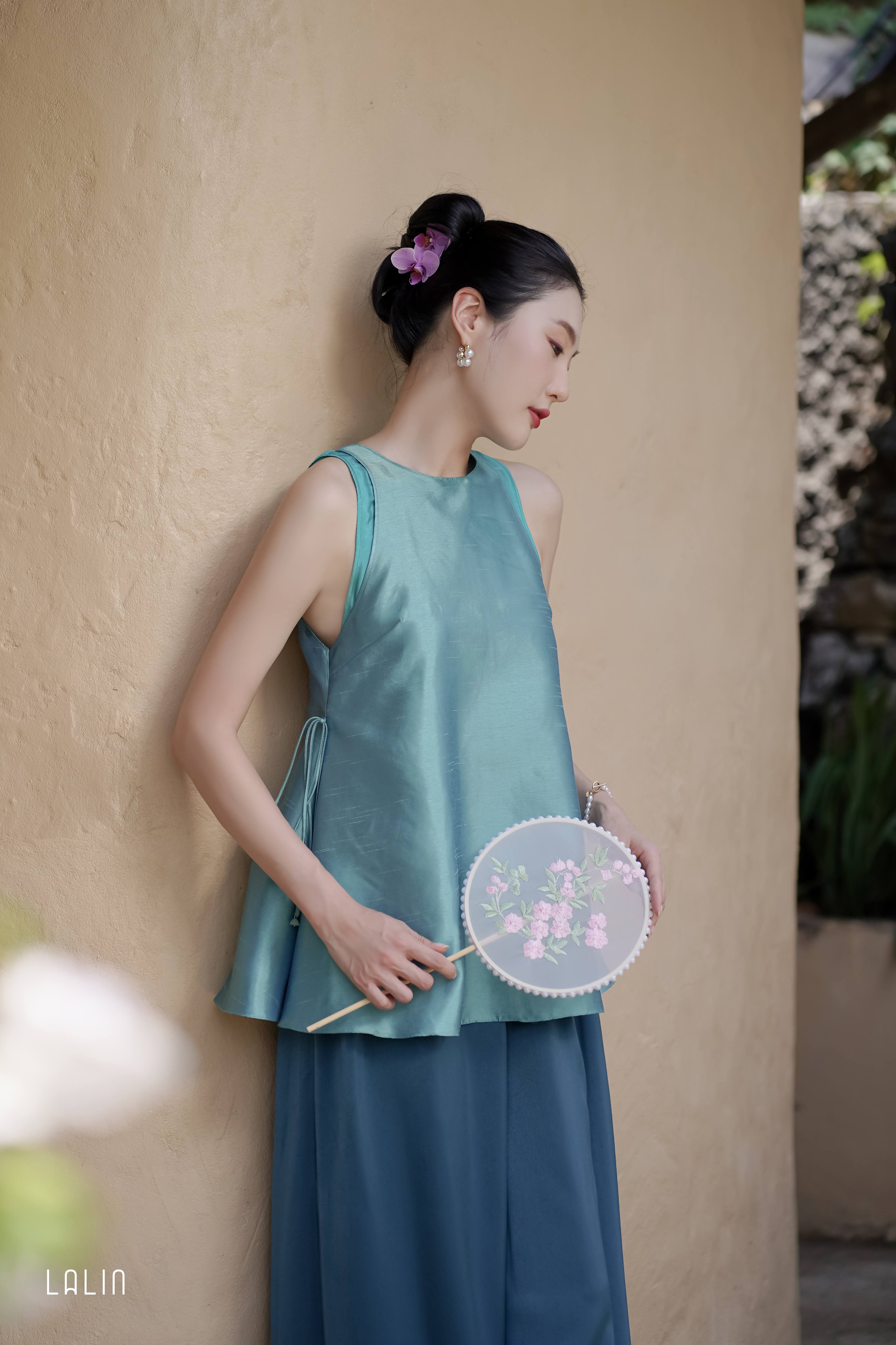 Áo lụa Tafta Lalin cổ yếm dáng suông Vân Ánh