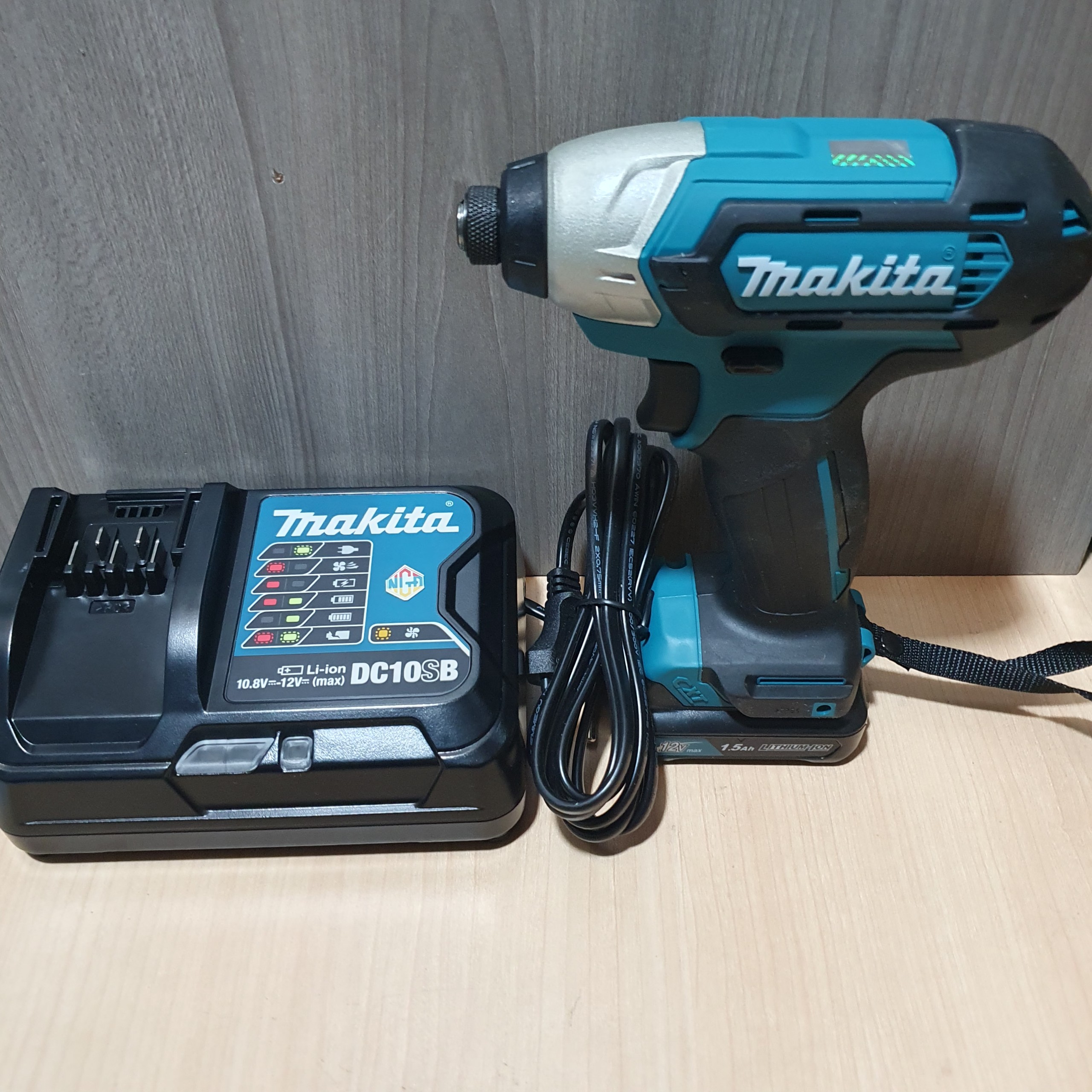 Máy bắn vít dùng pin Makita TD110DSYE (12V )