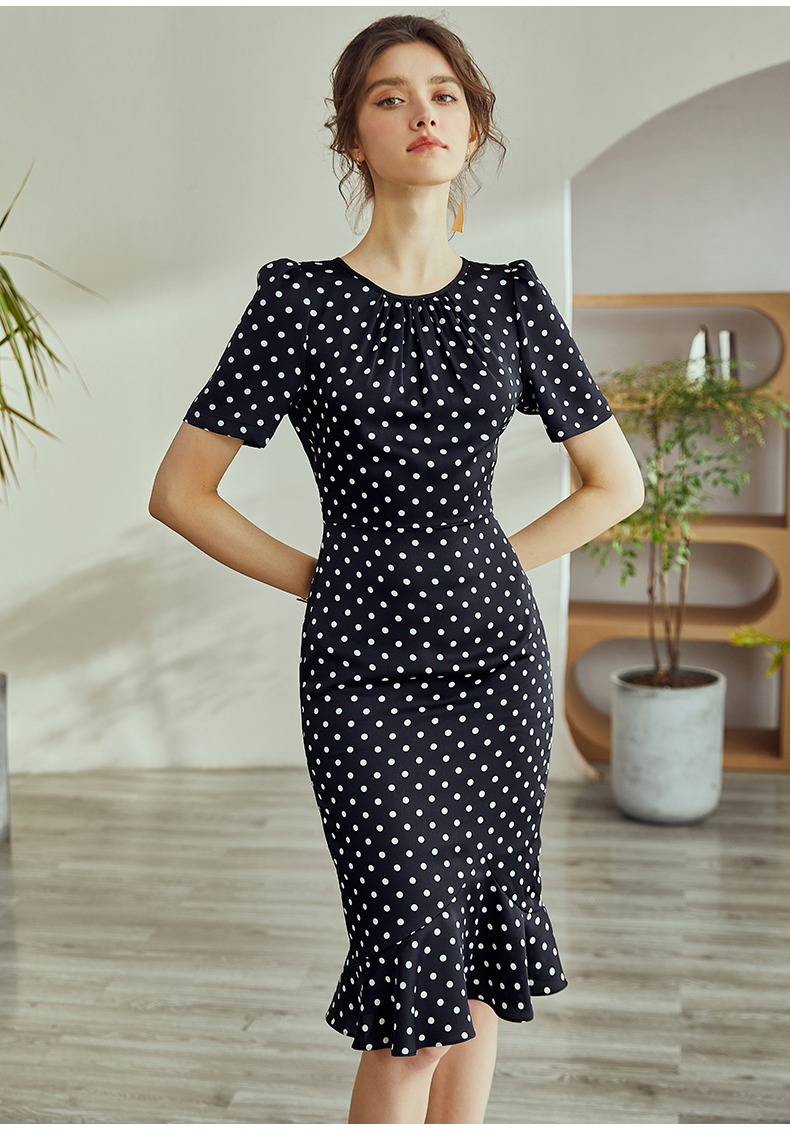 Đầm đuôi cá chấm bi đen trắng tay ngăn cổ tròn