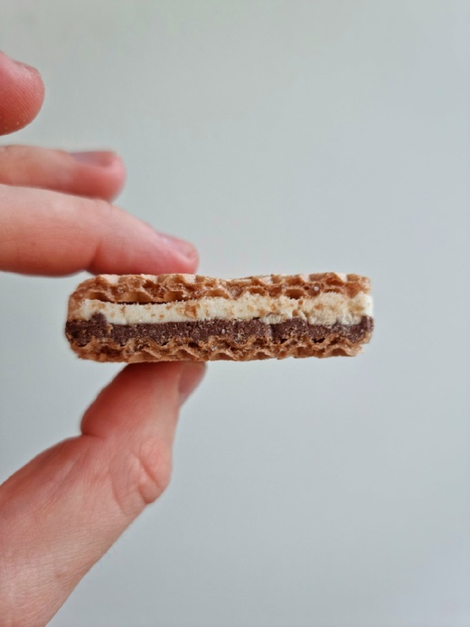 Bánh xốp Biscolata Veni Trio nhân sữa và kem hạt phỉ