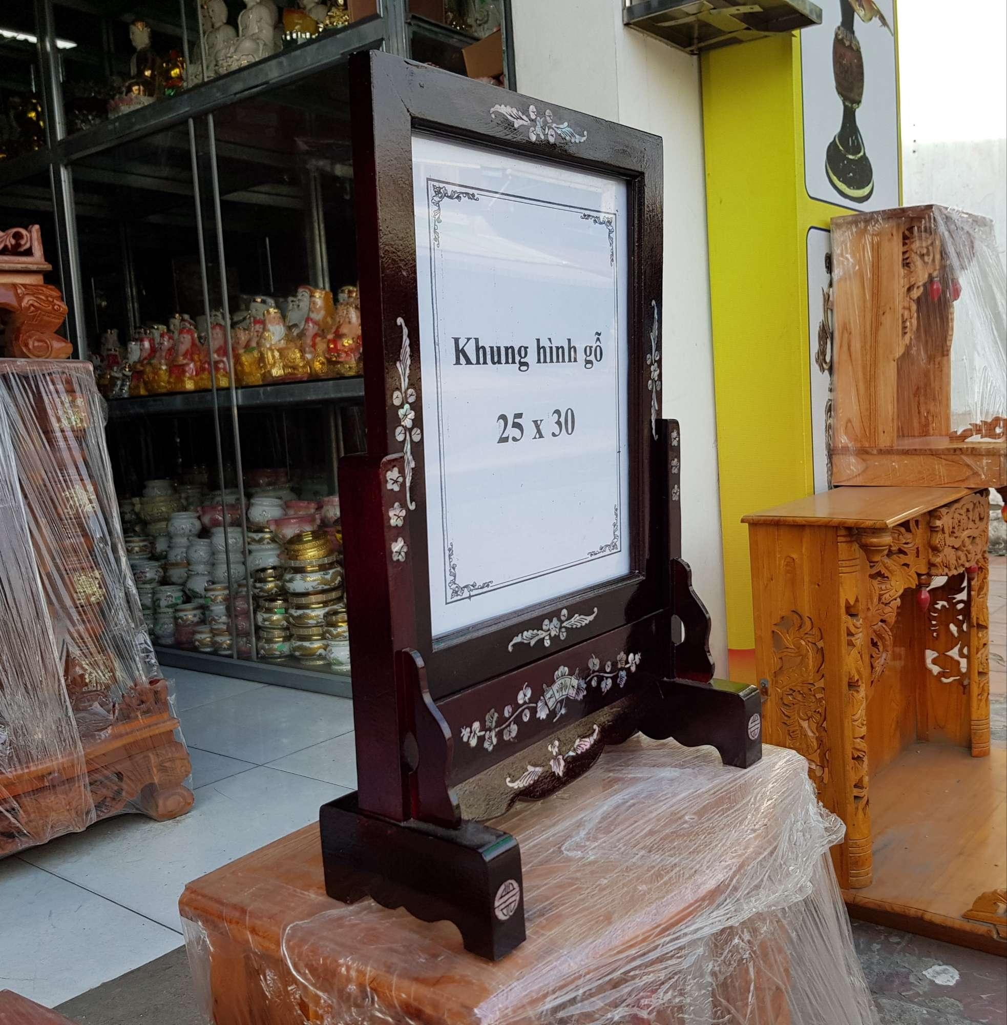 Khung hình thờ gỗ tràm bông vàng cẩn 20×25