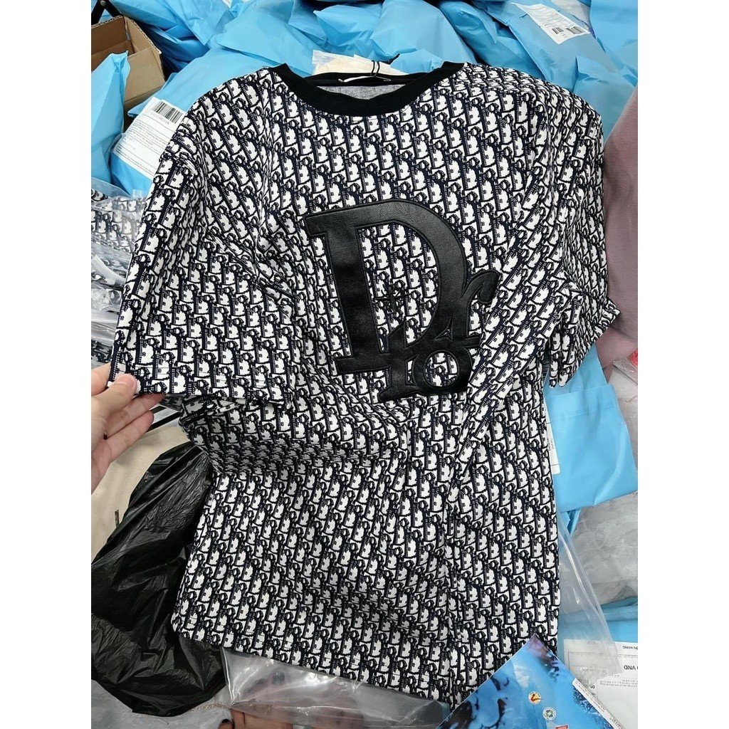 Áo phông in kín đôn cả nam và nữ đều mặc ok,chất cotton.