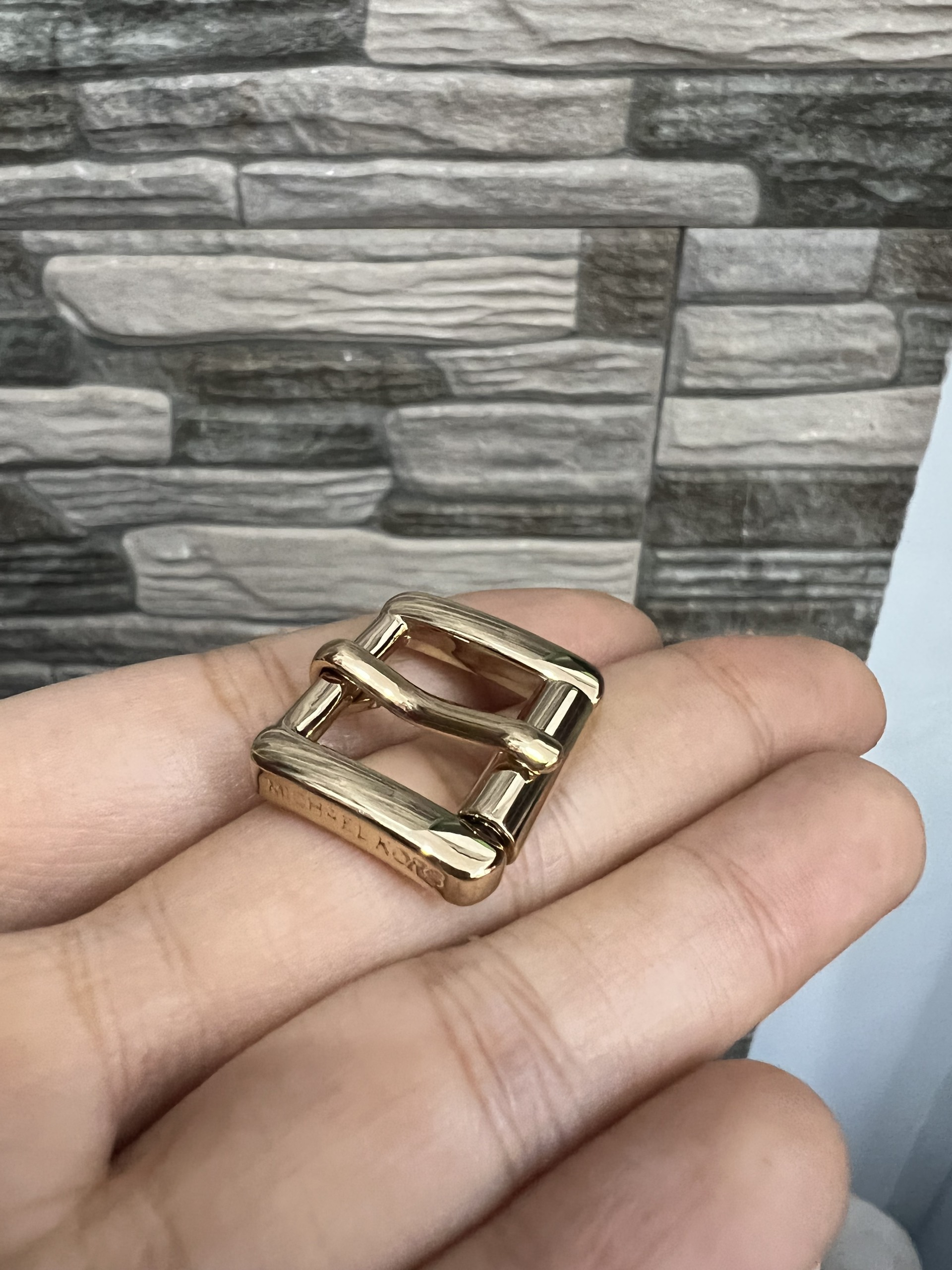 Khóa kim dập chữ
