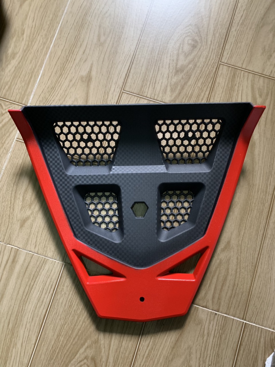 Tam giác chắn bùn trước xe exciter 150 màu đen viền đỏ