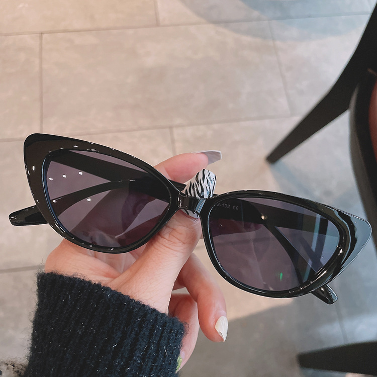 Kính râm thời trang Triangle Sunglasses ROYALLOVEA