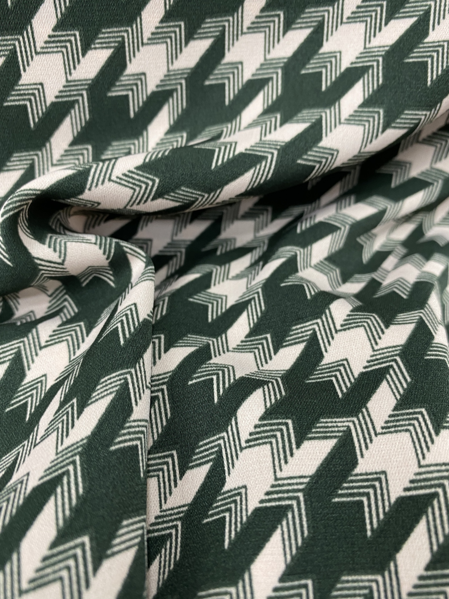 Vải lụa trượt hoạ tiết houndstooth xanh rêu MS3270