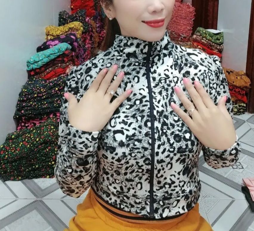 Áo khoác lửng tay 2lớp có 2túi thun nhiều họa tiết , giao họa tiết bất kì nha mấy bà