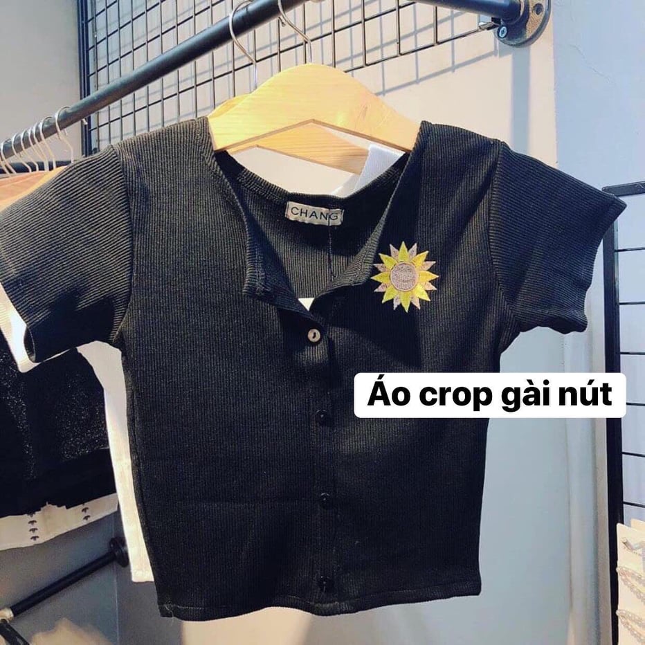 Áo croptop phối nút ngực thêu hoa cúc trước ngực TTSA0022