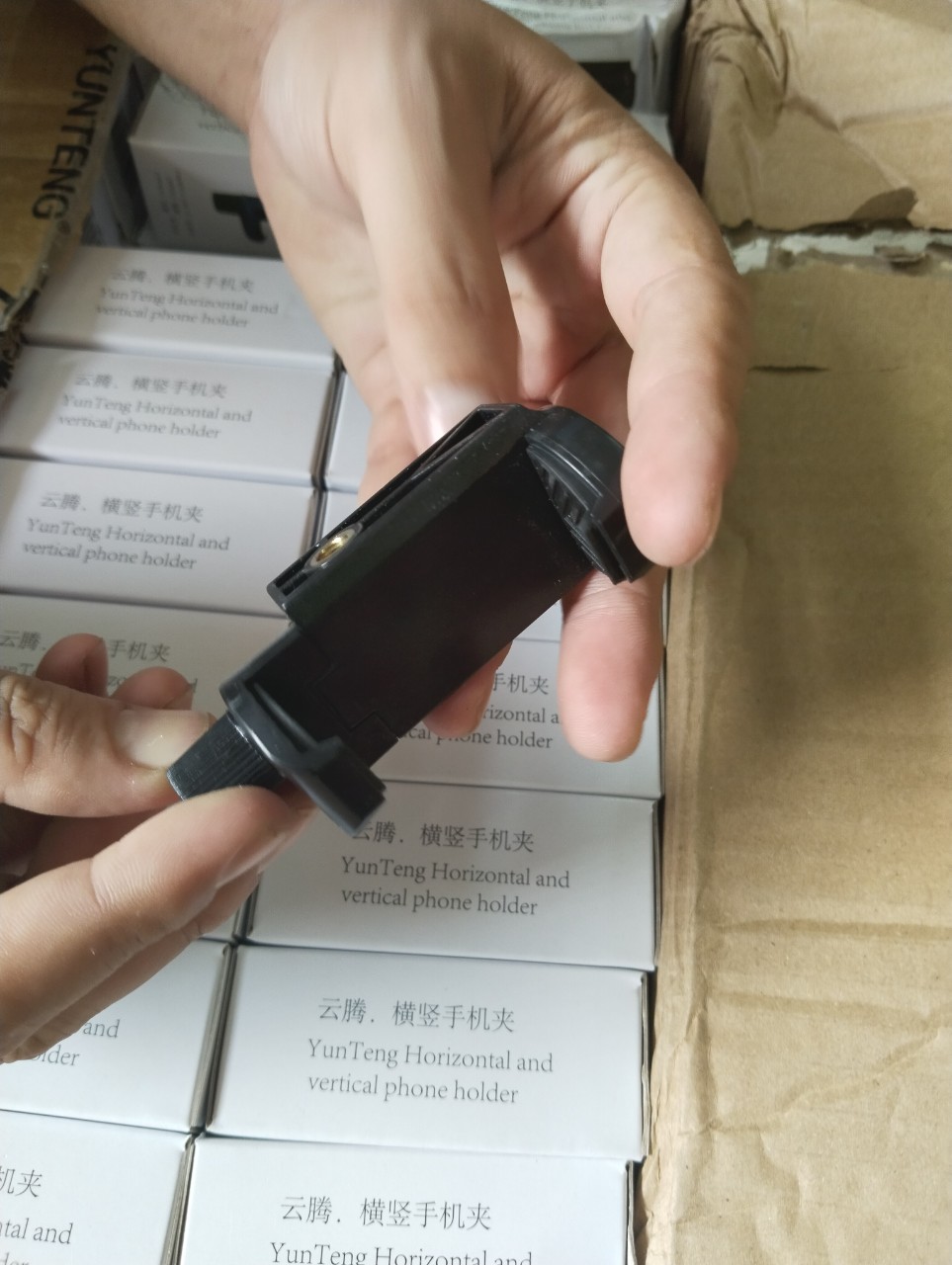 Đầu kẹp điện thoại YunTeng 5208 dùng cho gậy tự sướng, chân đế, tripod, cây livestream ren 1/4 2 ren