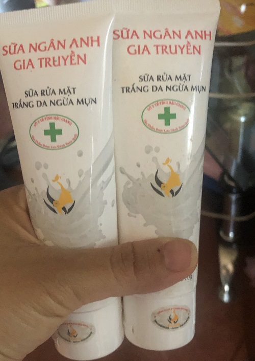 (quà tặng) sữa rửa mặt trắng da ngừa mụn ngân anh gia truyền 70g