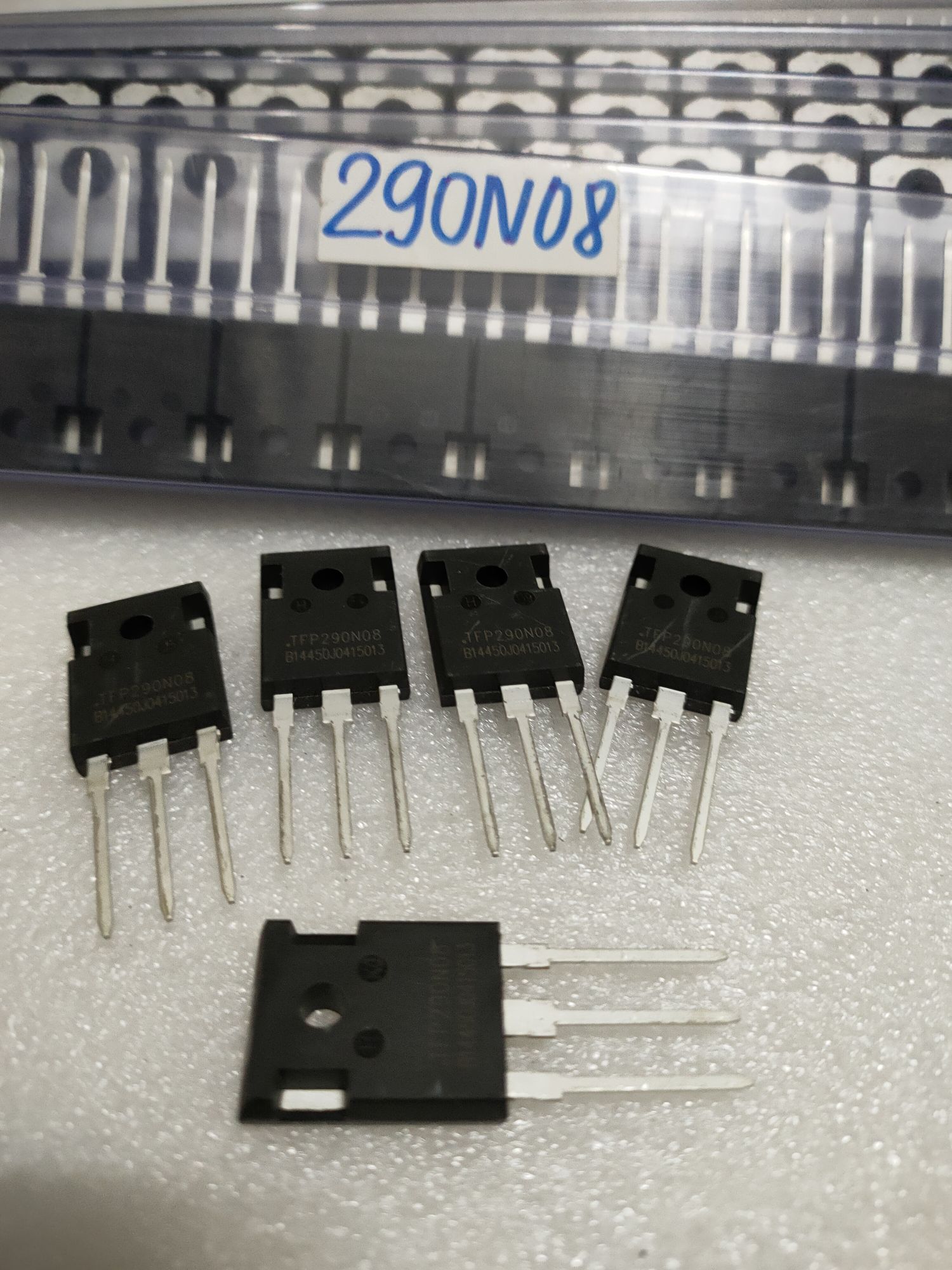 1 con Sò MOSFET 290N08