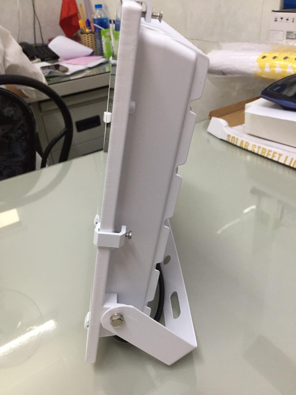 [HCM]Đèn pha năng lượng mặt trời 120W