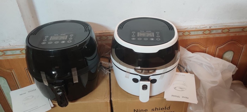 Có hai màu để lựa chọn gồm trắng và đen.