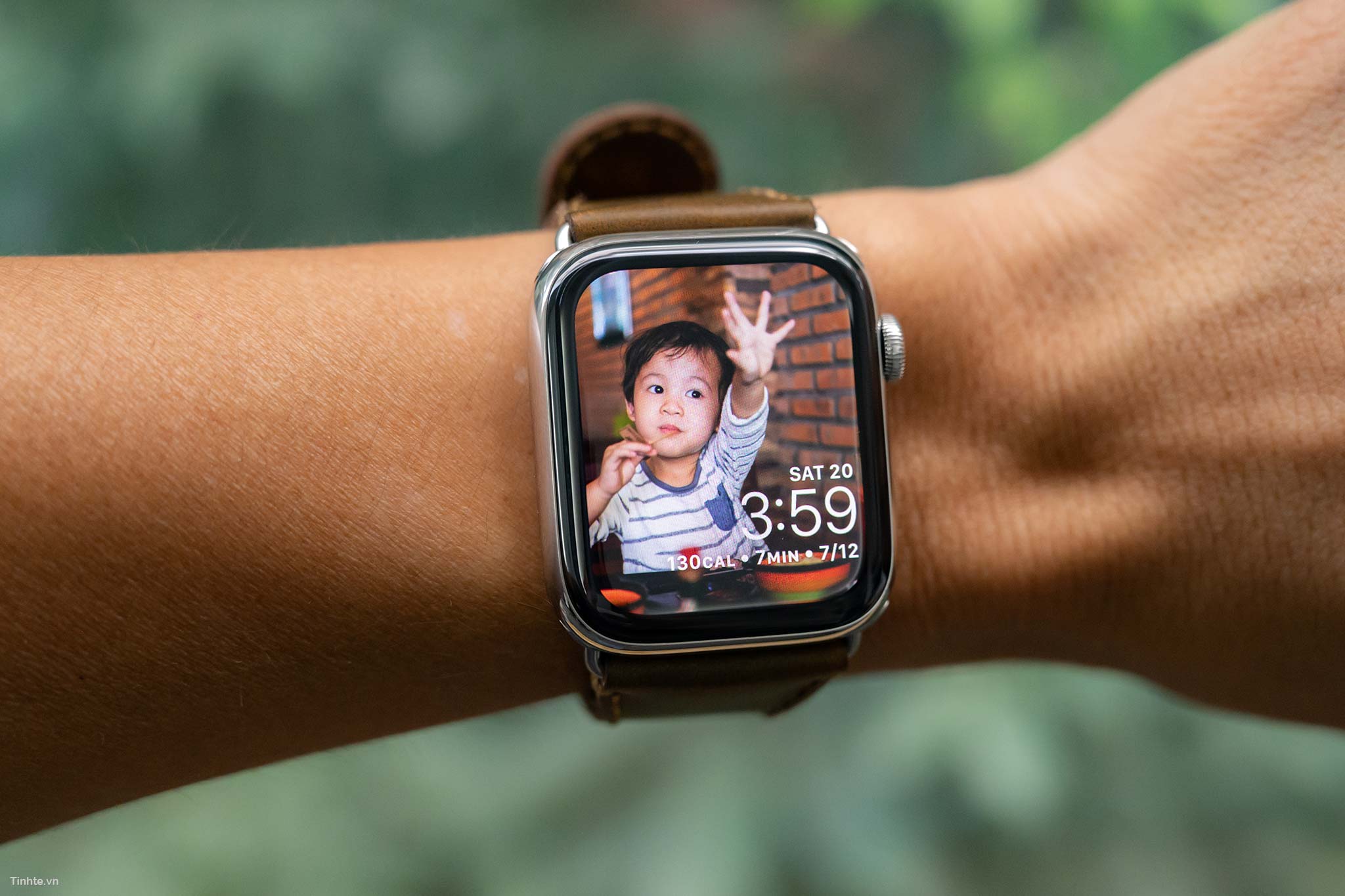 Đồng hồ thông minh Seri 5 của Apple được hội tụ đầy đủ các tính năng thông minh và thiết kế đẹp mắt. Hình ảnh sắc nét và chi tiết trên điện thoại của bạn sẽ khiến bạn không thể rời mắt khỏi chiếc đồng hồ thông minh này.