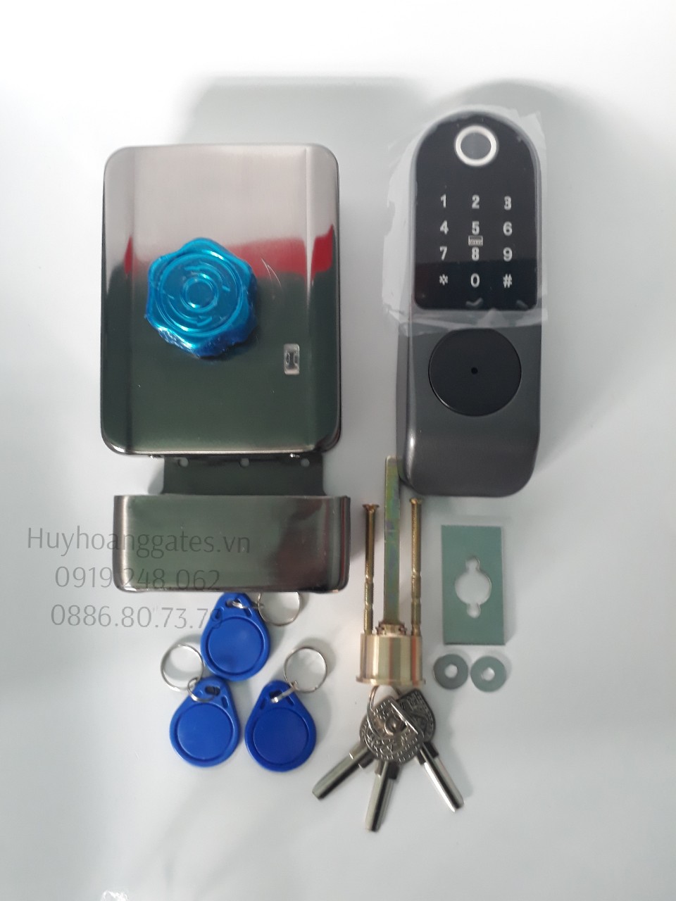 Khóa cửa cổng có vân tay, thẻ từ