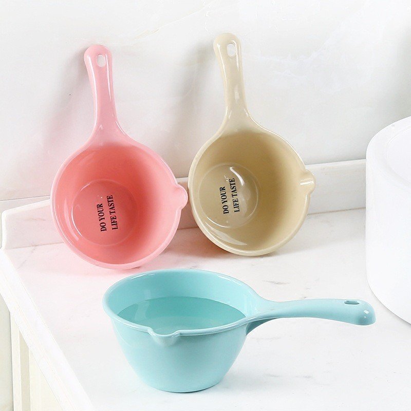 Ca nhựa múc nước cán dài tiện lợi