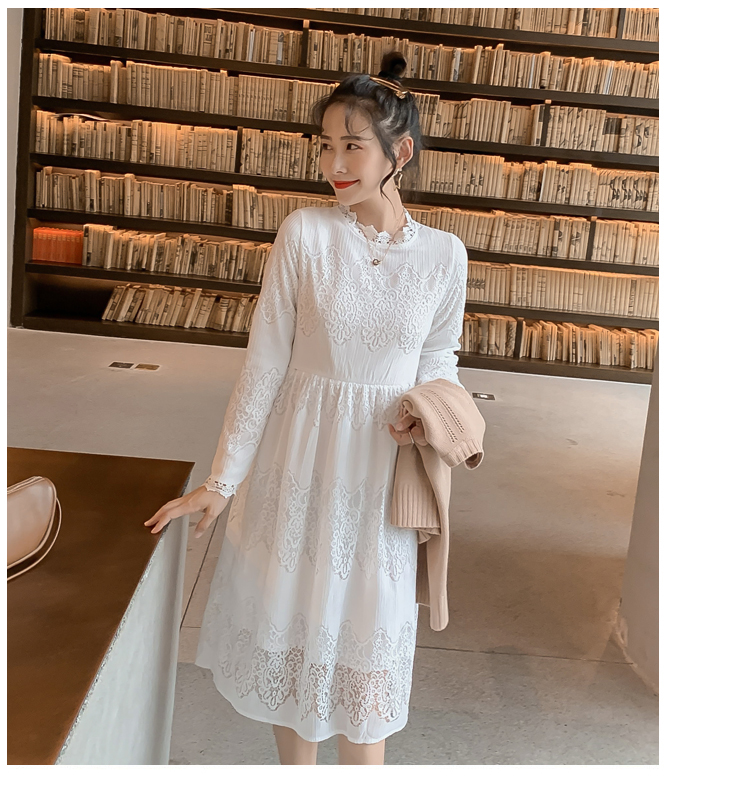 Áo gile len và váy trắng xinh