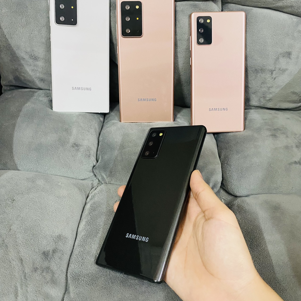 Mô hình trưng bày Samsung Note20 và Note20 Ultra