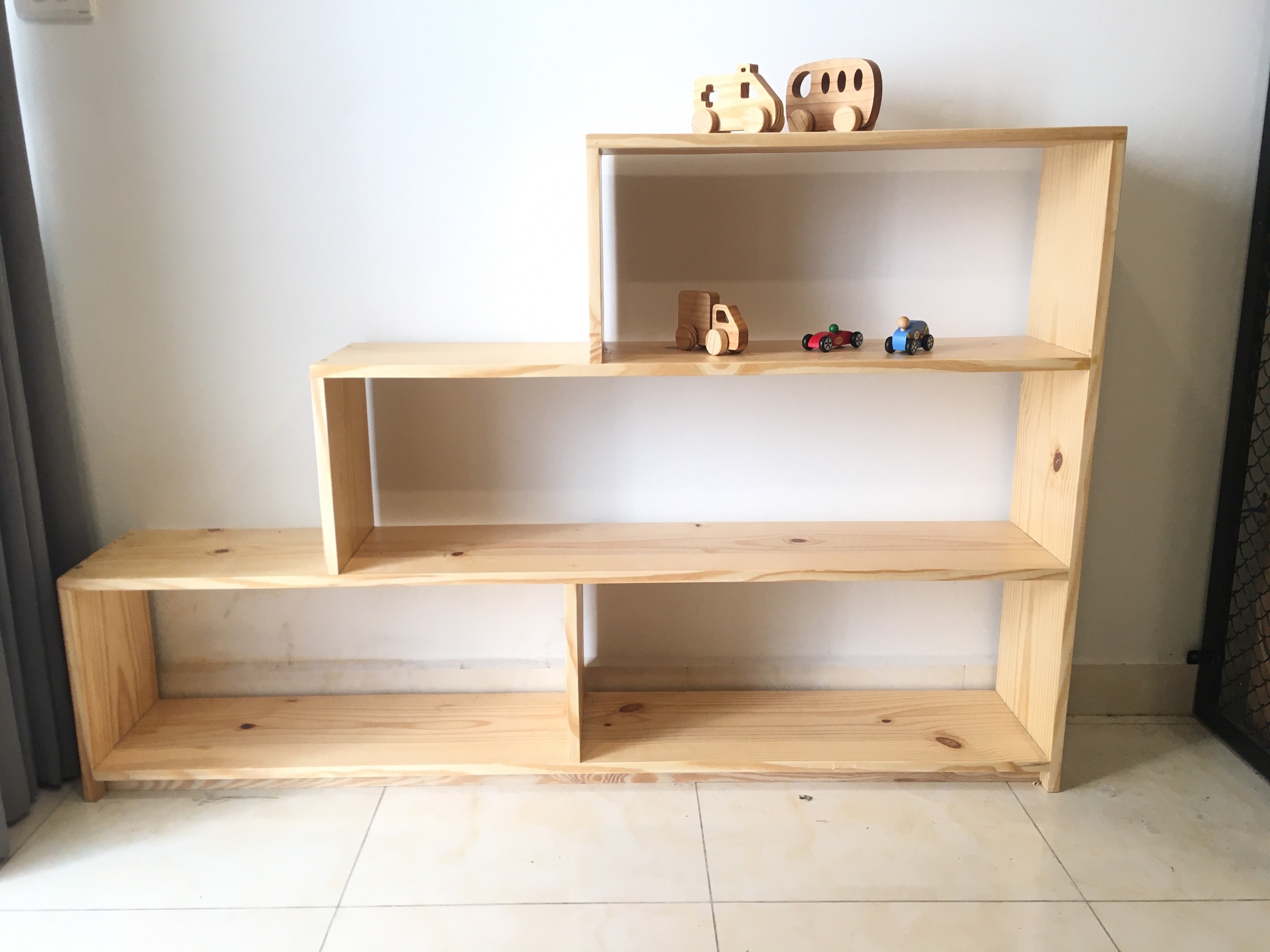 Kệ để đồ chơi và sách