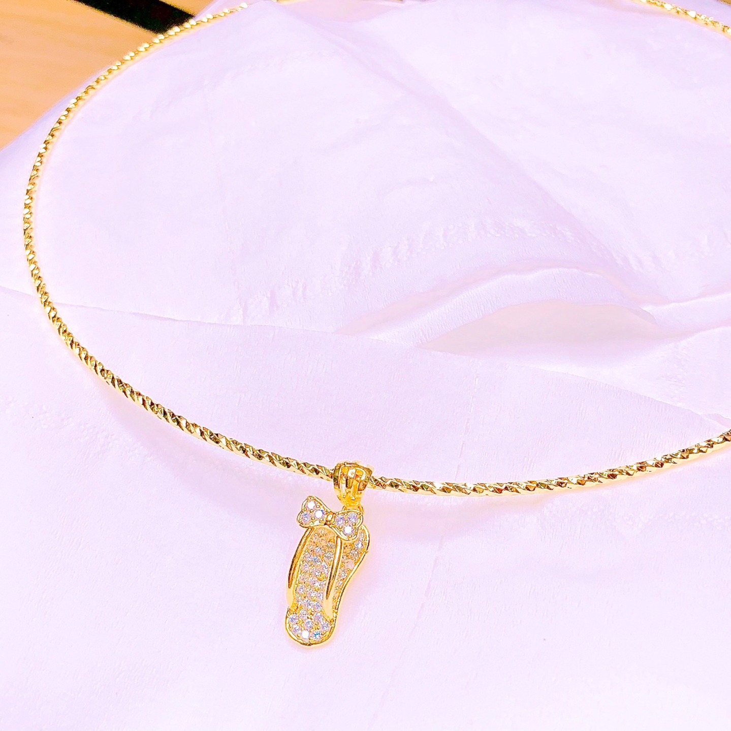 [HCM]Kiềng Cổ Nữ Vàng 18K | Kiềng nữ đẹp vàng non Cao Cấp Dành Riêng Cho Các Buổi Tiệc Gặp Mặt | Kiềng cổ nữ mạ vàng dạng tròn chạm kim cương mặt chiếc dép đính đá pha lê xinh xắn Trang sức nữ Gado VK22111903