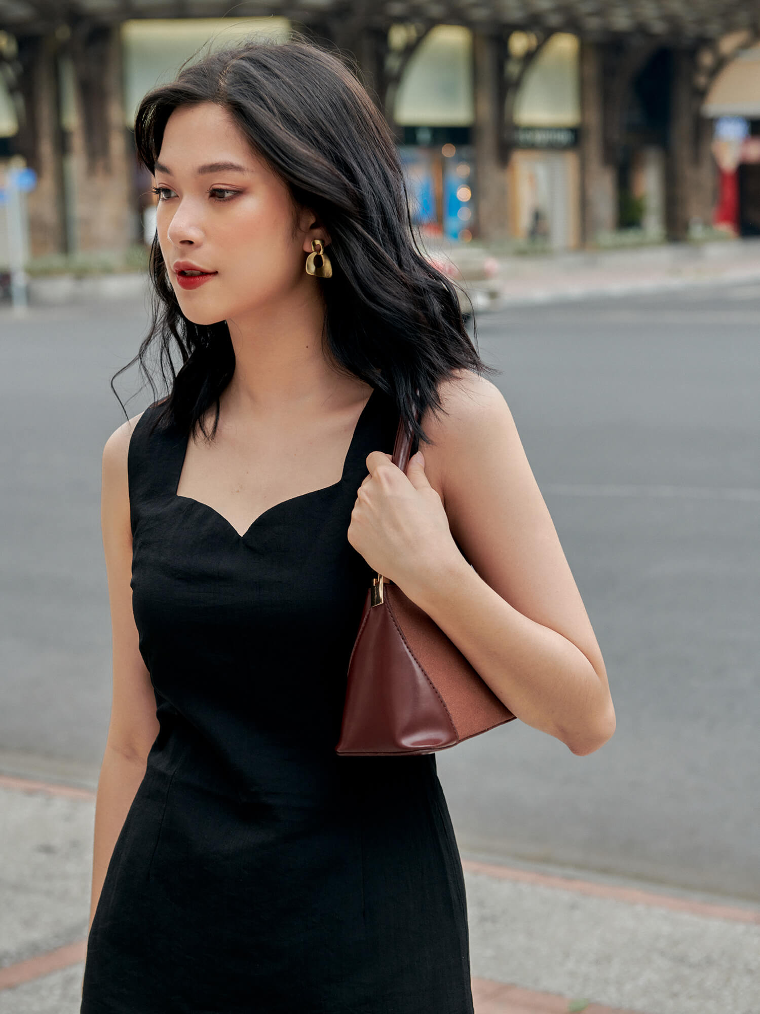 [Mua 2 giảm 20%, mua 3 giảm 30% 24.3] Đầm Cổ V Tay Cộc Đen - YV LE & CO