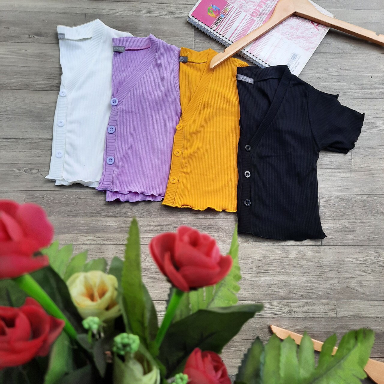 áo croptop đính 3 cúc giả thun gân