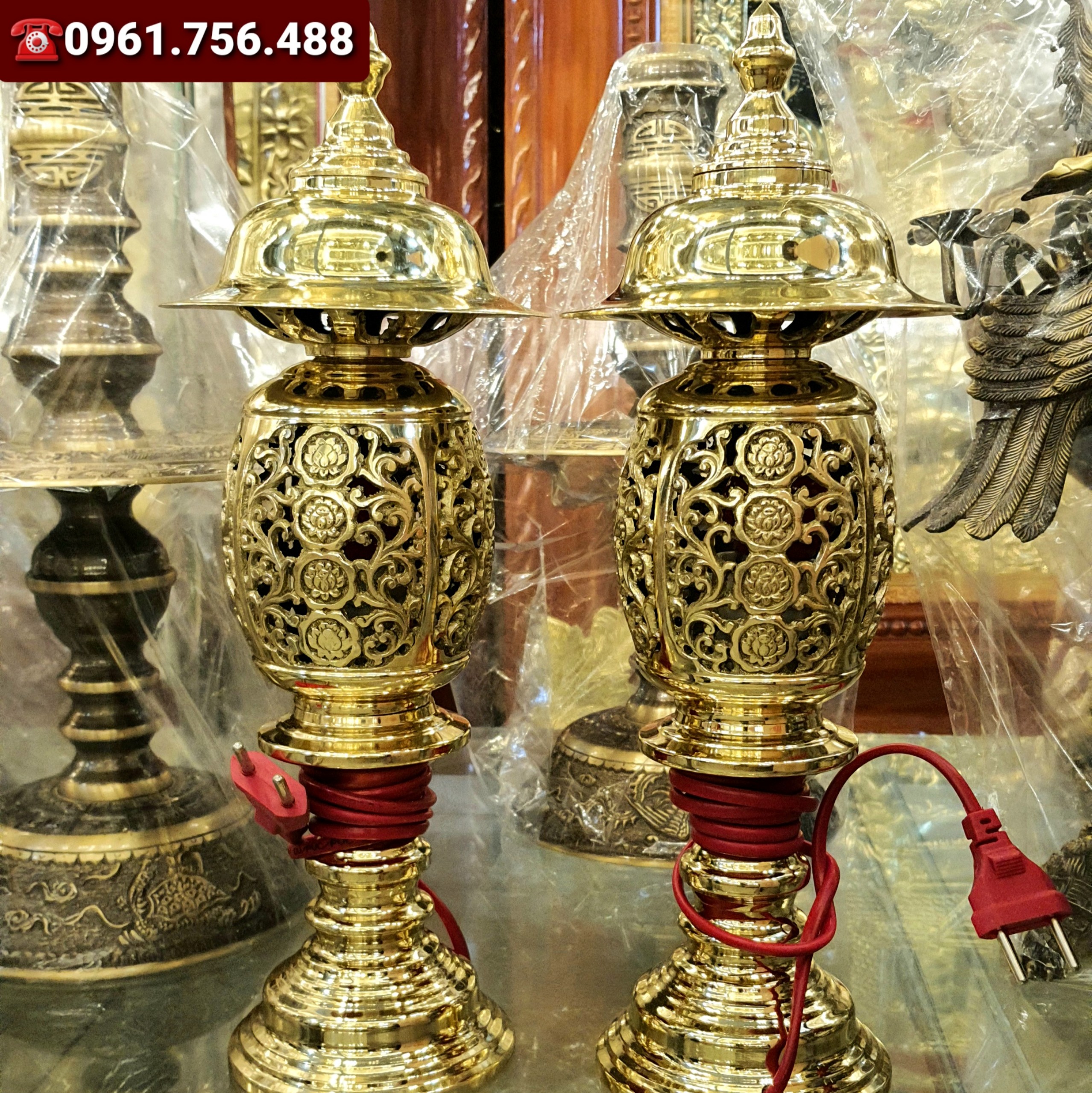 Pair of High-Quality Golden Bronze Lamps - Lotus Flower Model, 40cm High