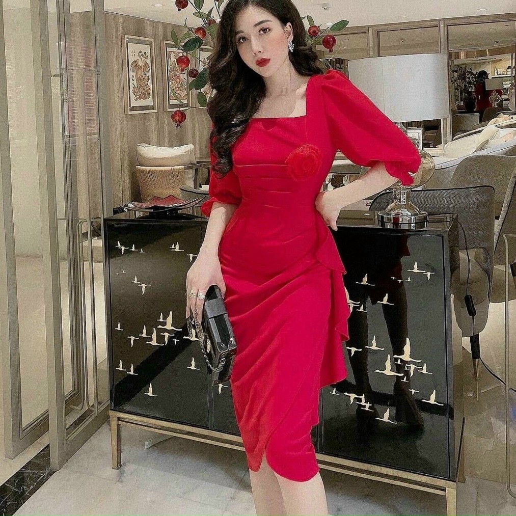 Đầm ôm tay bèo xẻ trước hàng thiết kế sang trọng
