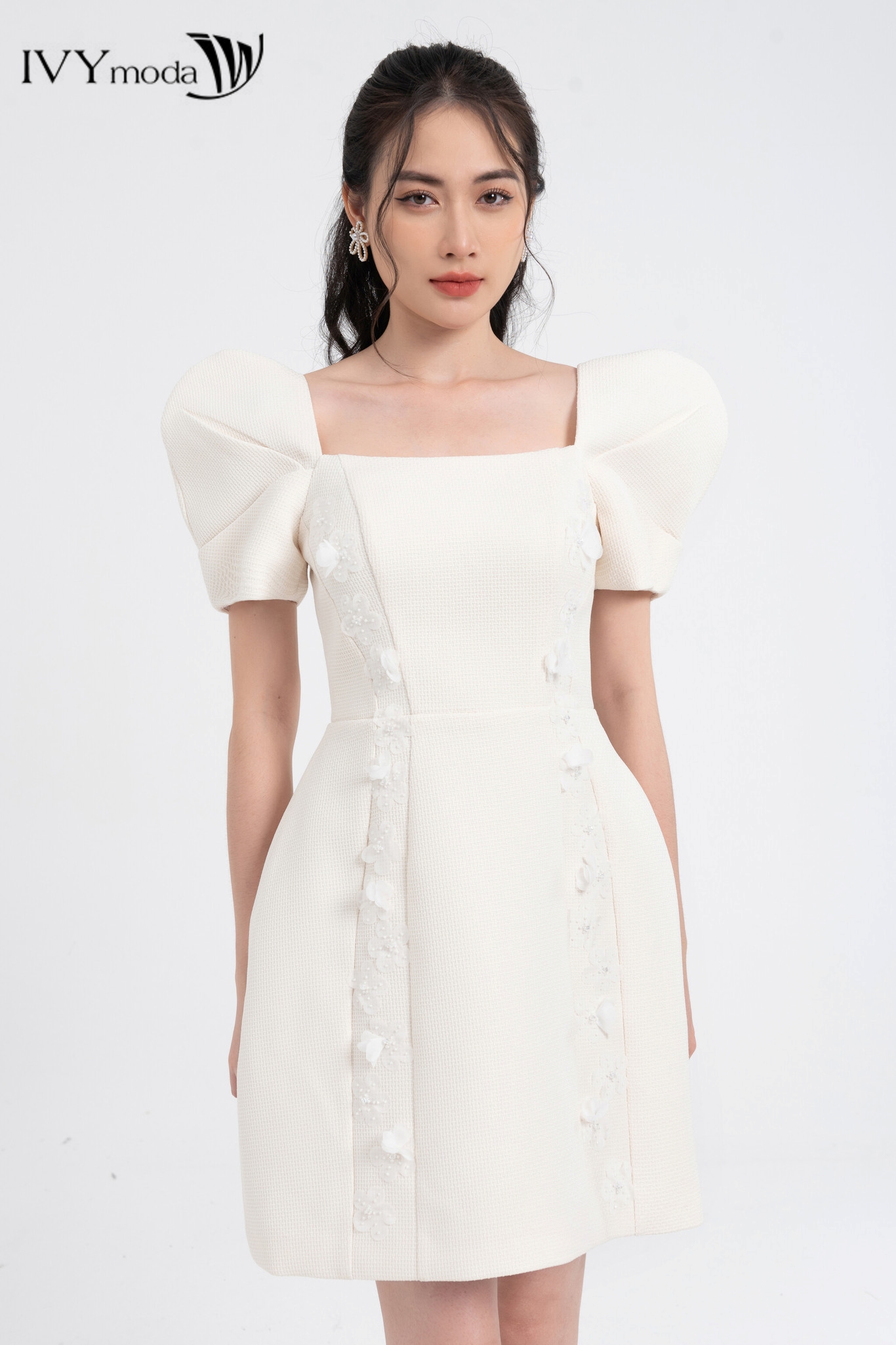 Đầm tweed đính hoa nổi IVY moda MS 45S2731