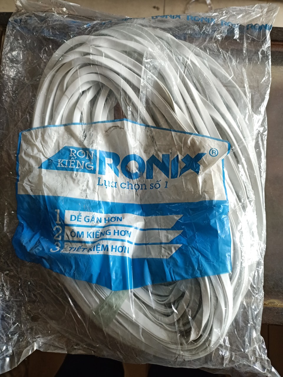 Ron cửa sắt ronix màu đen - trắng