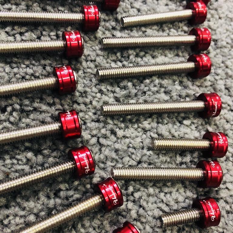 Bộ ốc lốc máy mẫu mới gắn các dòng xe phổ thông của YAMAHA hiện tại, màu đỏ hoành sơn racing- ốc lốc máy màu đỏ giá rẻ