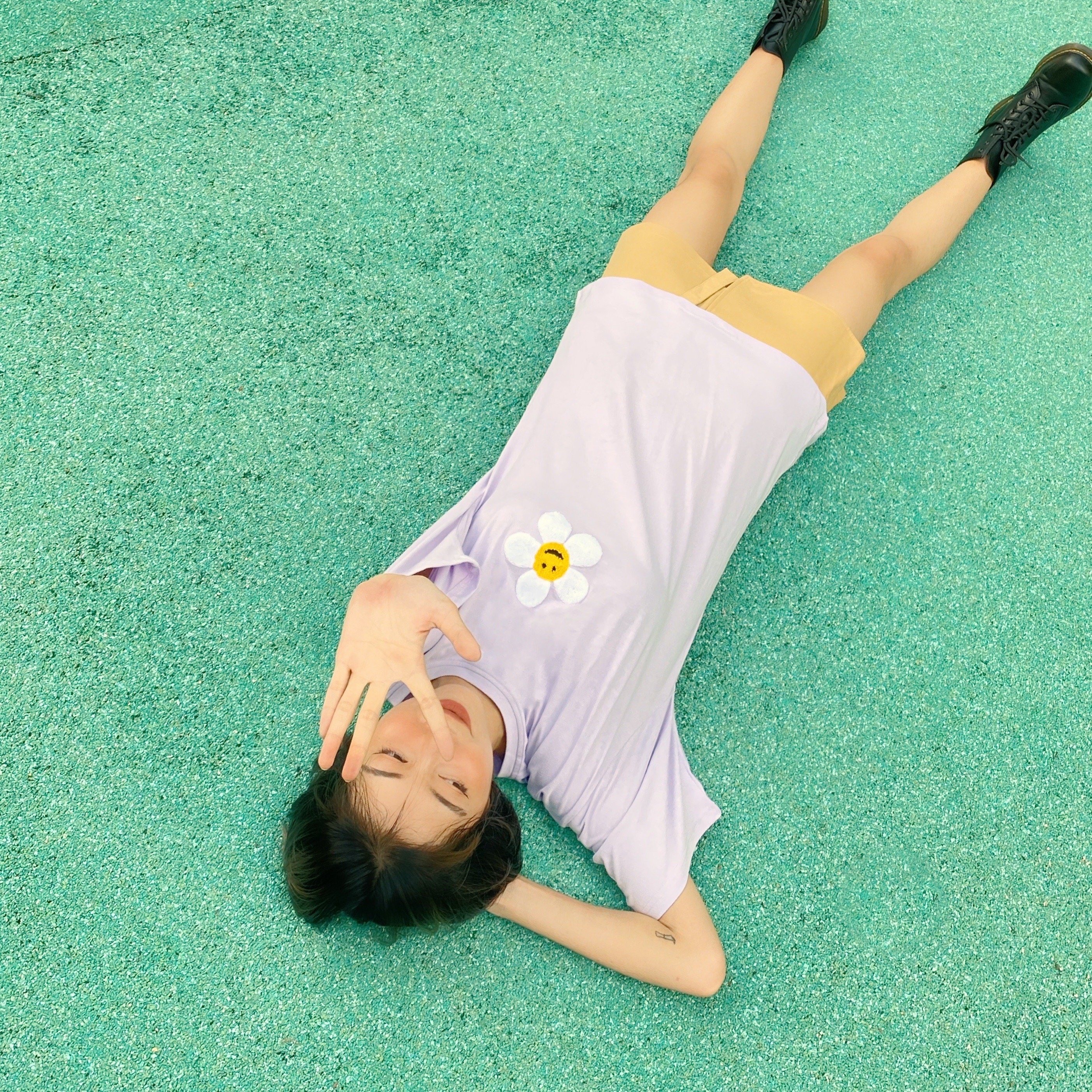 Usthebasic - áo thun hoa cúc tay lỡ daisy smile punch needle tee