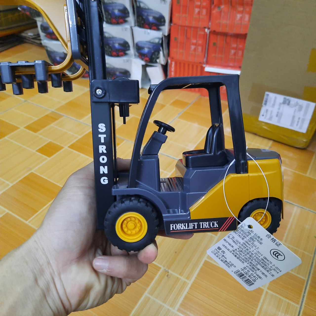 Mô hình xe nâng bằng nhựa đồ chơi trẻ em có móc và giá nâng hàng
