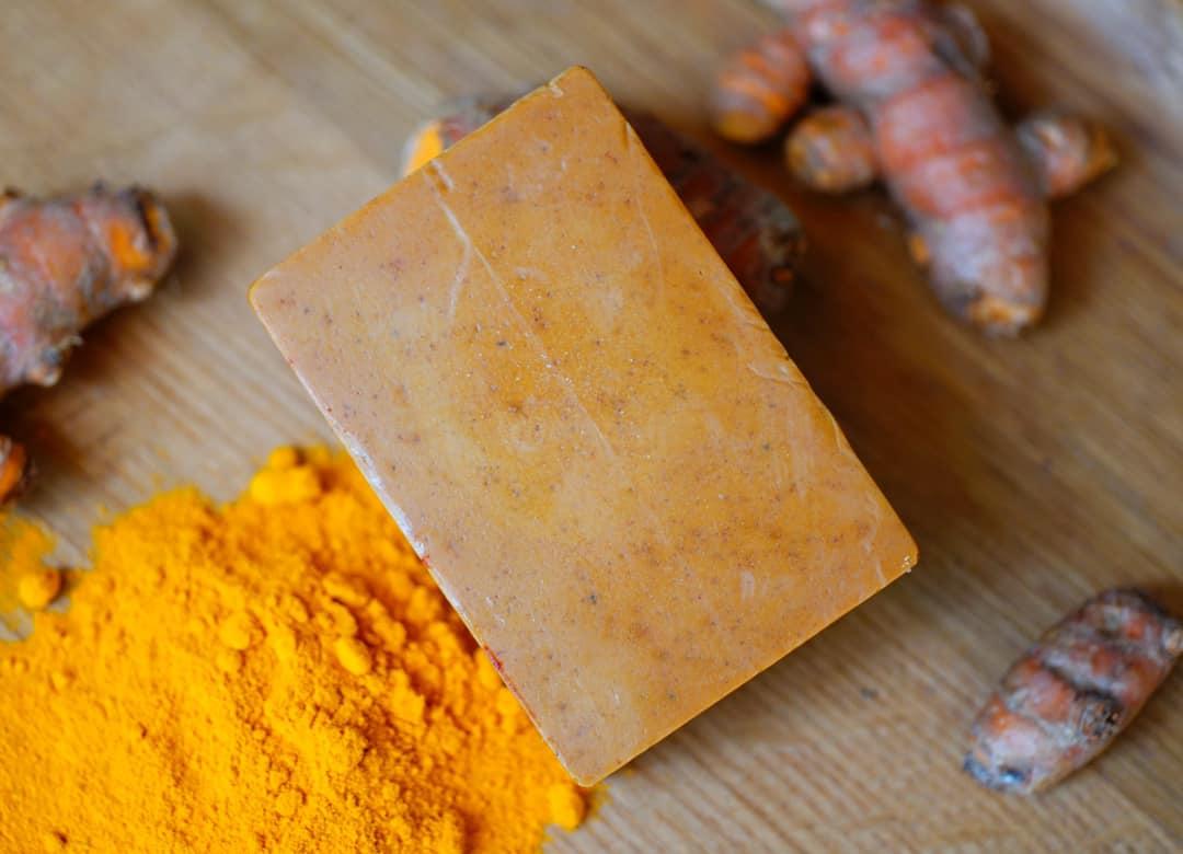 Soap nghệ - tràm trà giải quyết mụn lưng