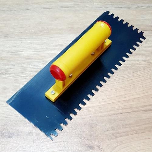 Bay Ốp Lát Răng Cưa Cán Nhựa (30x11cm) Lưỡi Thép Răng Cưa Nhỏ 7mm Vuông 2 Cạnh Tiện Dụng Trong Ốp Lát Dán Gạch