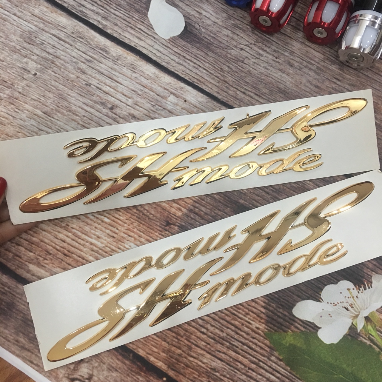 Tem dán logo SH MODE , tem dán 2 bên sườn xe máy