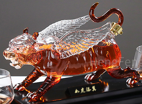 Vỏ bình thủy tinh hình con hổ mọc thêm cánh