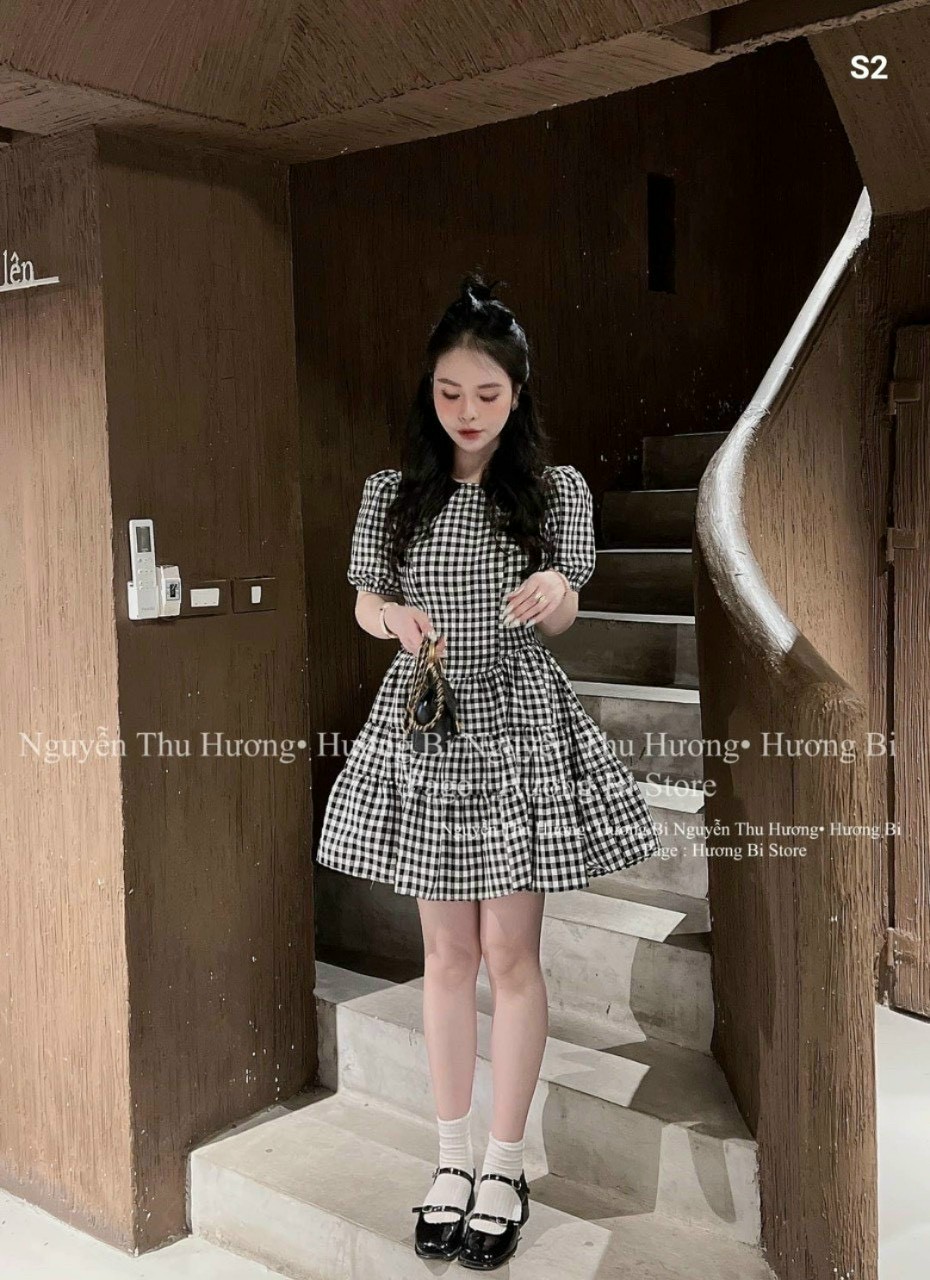 Đầm tay ngắn xếp tầng cổ bẻ vintage nàng thơ dễ thương, Đầm nữ cổ bẻ xếp tầng tay ngắn bồng caro phong cách Hàn xinh xắn, Đầm dáng xòe xếp tầng tay ngắn cổ bẻ caro hottrend MTB