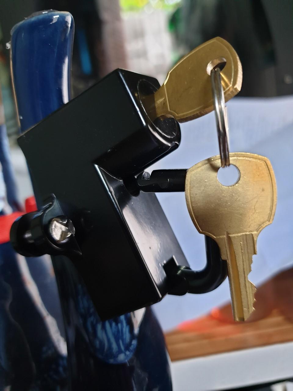 Khóa chống trộm mũ bảo hiểm xe motor
