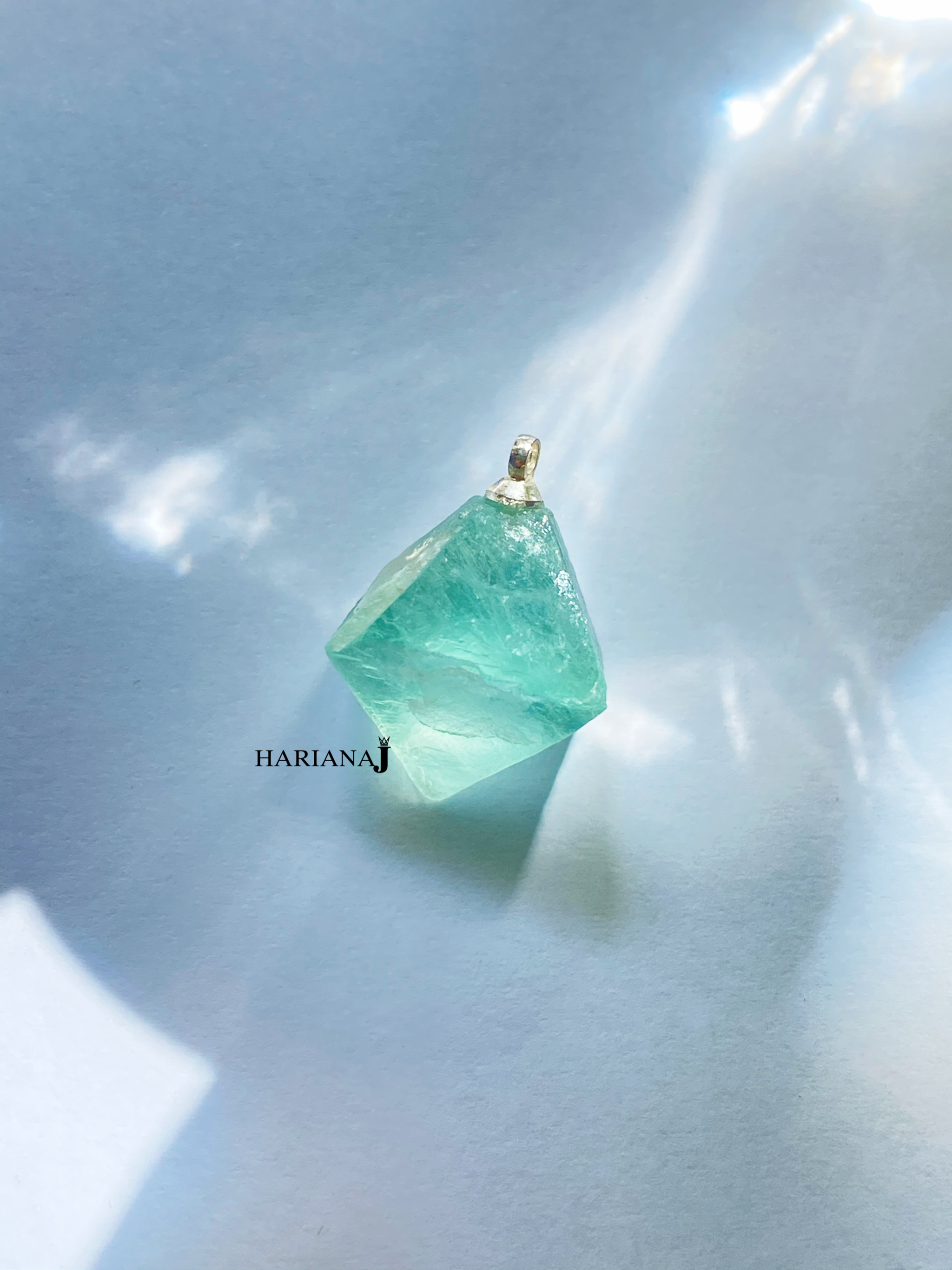 [HCM]Mặt dây/charm đá thô Flourite khối hình thoi size L