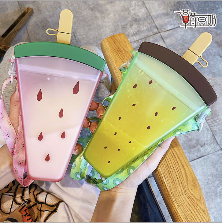 Bình nước hình QUE KEM kèm dây đeo siêu cute